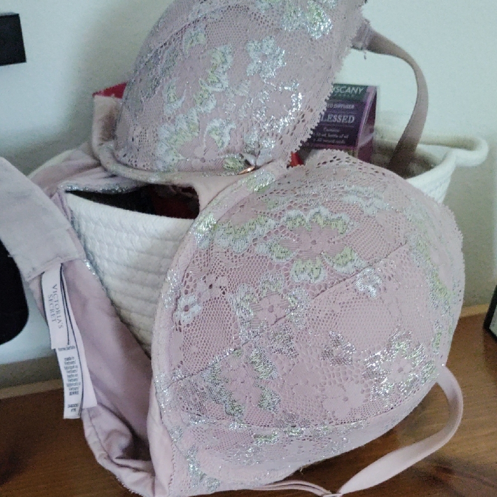 ✨LIKE NEW✨ Victoria's Secret Pink Lace PushUp Bra with Molded Cups
